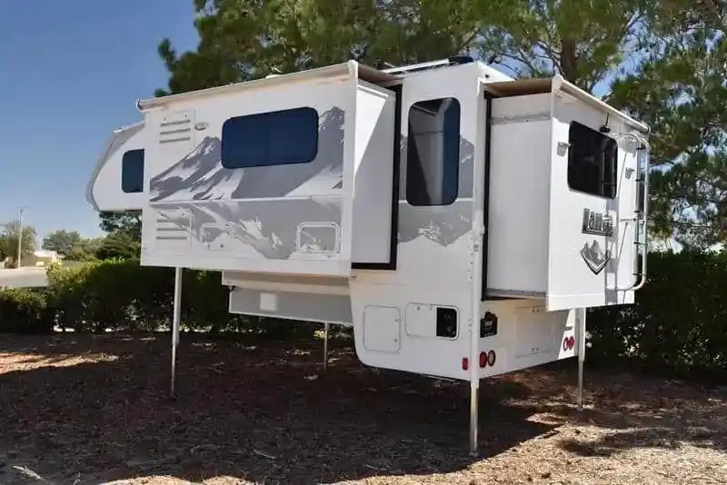 LLANCE 1172 TRUCK CAMPER