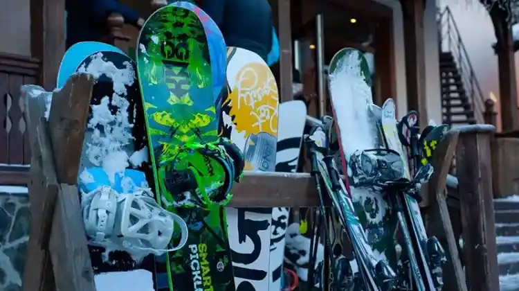 How Much Does a Snowboard Weigh With 8 Examples