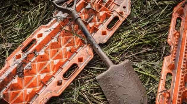 off road recovery boards and shovel