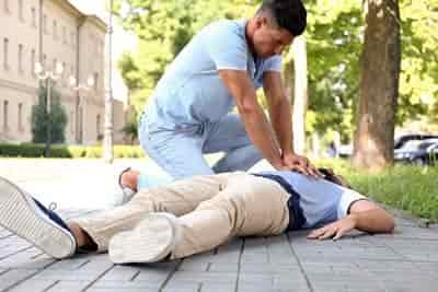 2 men one giving and one receiving cpr