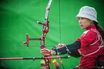 woman with recurve bow competing