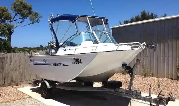 stable Tri-Hull Boats