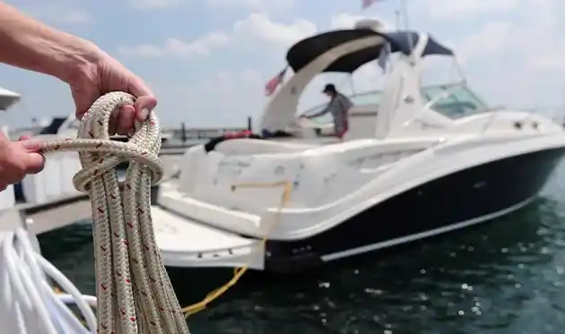 How to Pull a Boat Up to a Dock - guide