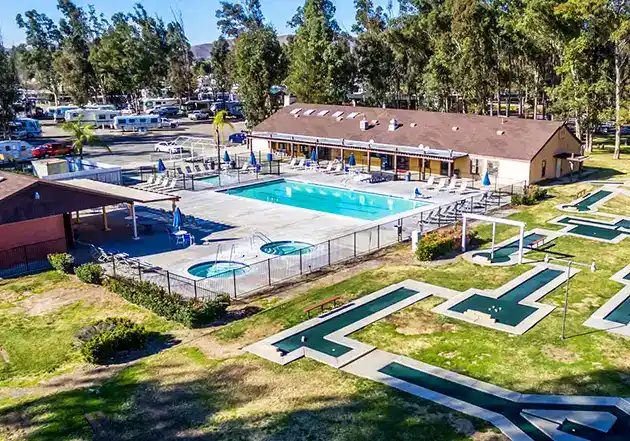 1000 trails Wilderness Lakes has Pool Miniture Golf