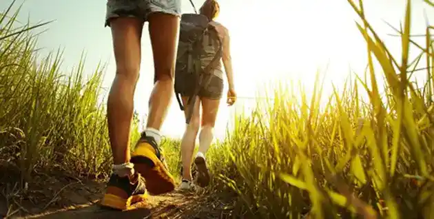 2 girls hiking