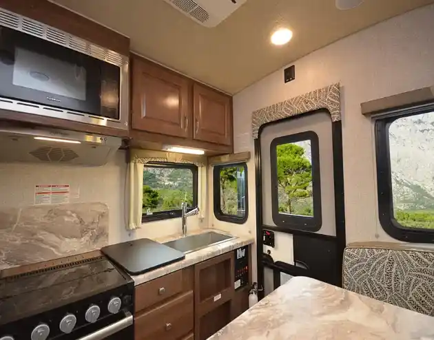 Arctic Fox Camper-865