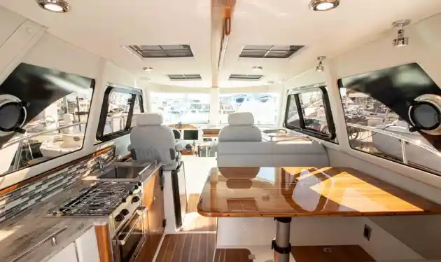 Aspen 32 C100 Escape Power Cat Cabin Cruiser