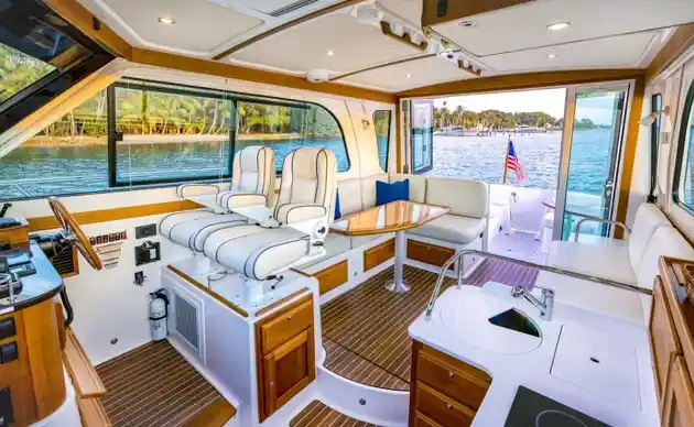 Back Cove Yachts 372 Cabin Cruiser