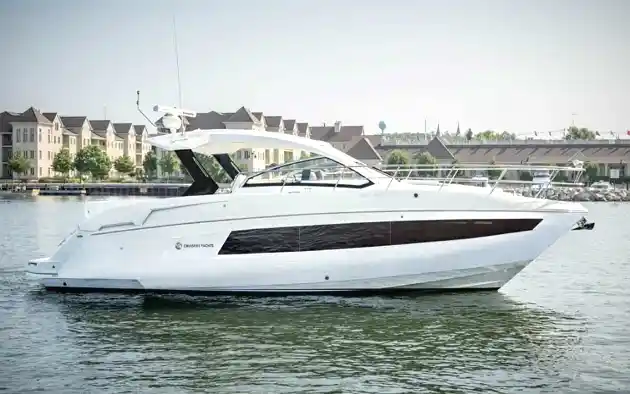 Cruiser Yachts 39 Express Coupe