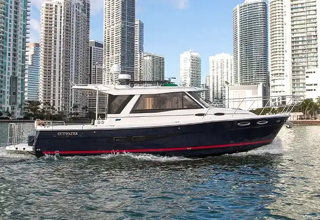 Cutwater C-30 Sedan Cabin Cruiser