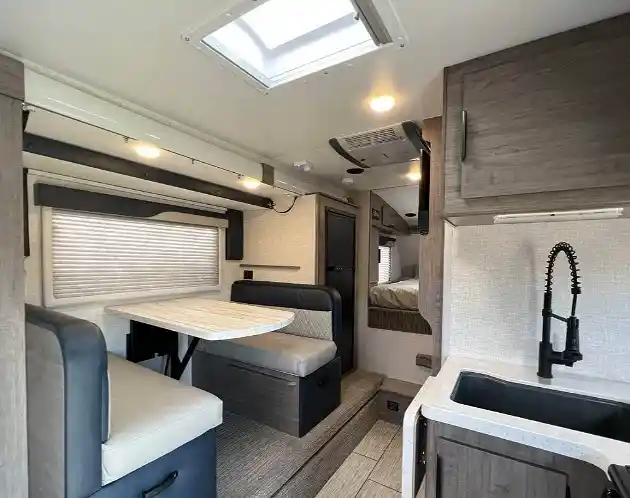 Lance 1172 Truck Camper