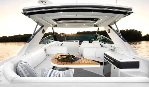 Sea Ray Sundancer 320 Cabin Cruiser