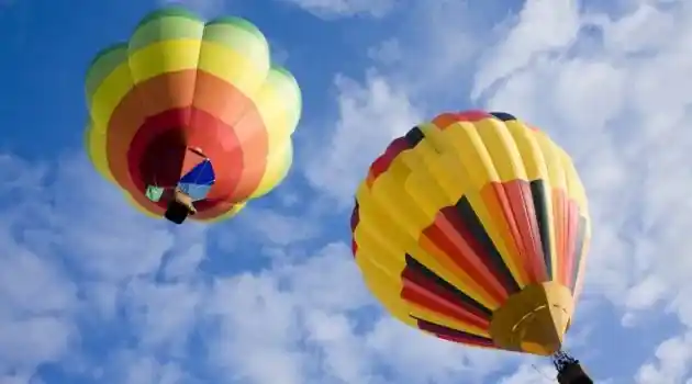 2 balloons together ready to leave