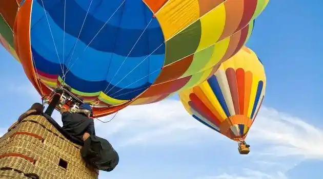 2 men balloon going up