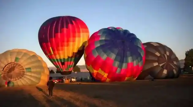 4 balloons at sunrise for sunrise balloon ride