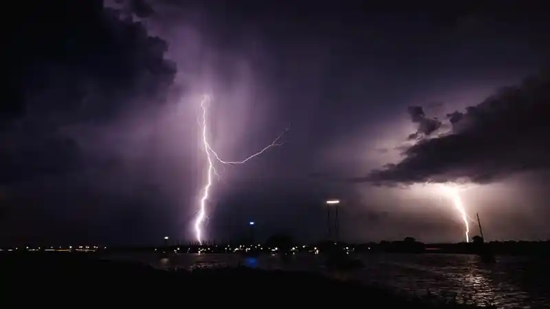 Are Houseboats Safe During Lightning