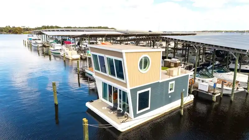 Can You Live On A Houseboat In Florida