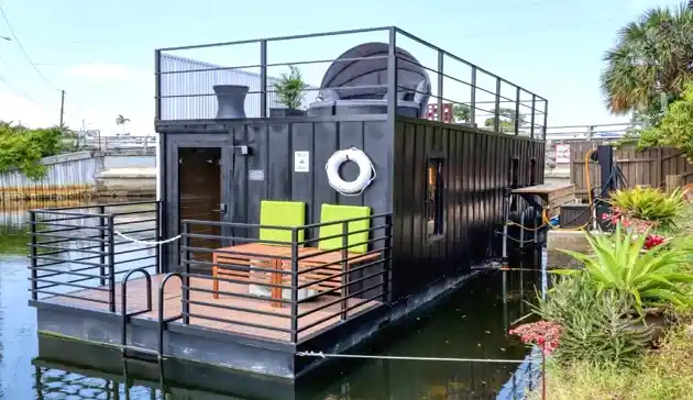 Houseboat Buying Guide