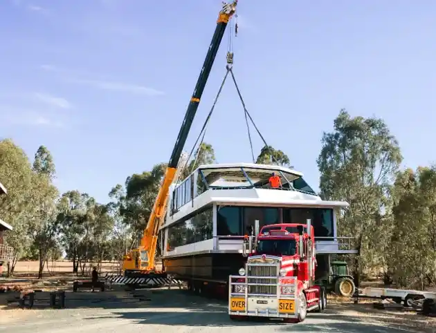Houseboat Transport