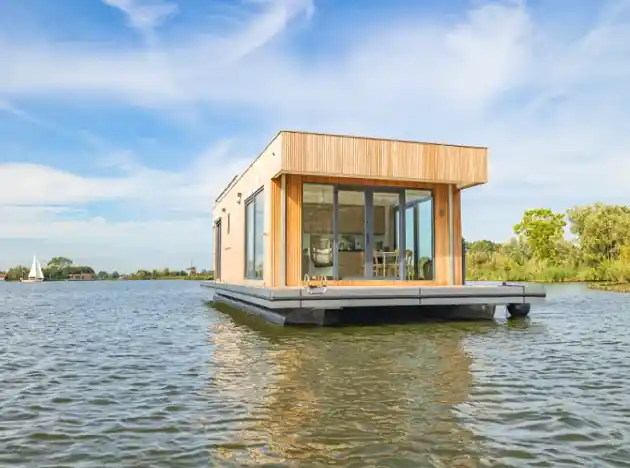 Houseboat buying guide