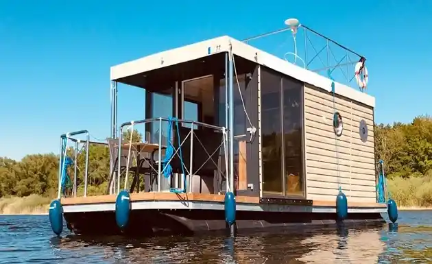 How Hard Is It To Drive A Houseboat - guide