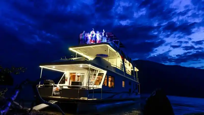 How Do Houseboats Get Electricity