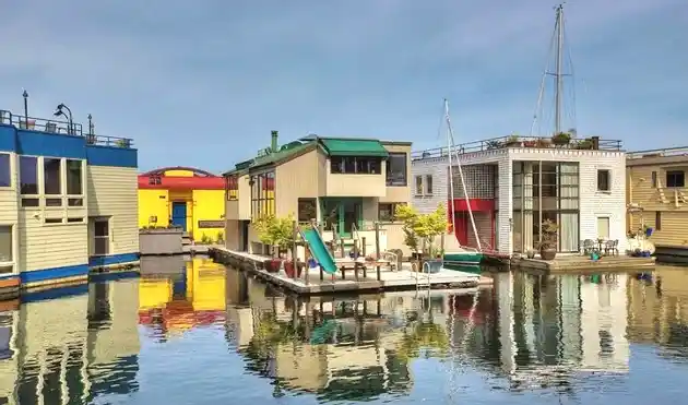 Mooring A Houseboat