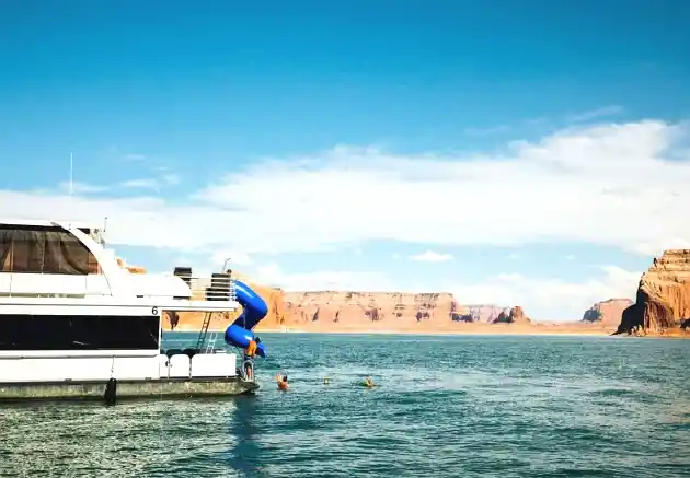What To Wear On A Houseboat - guide