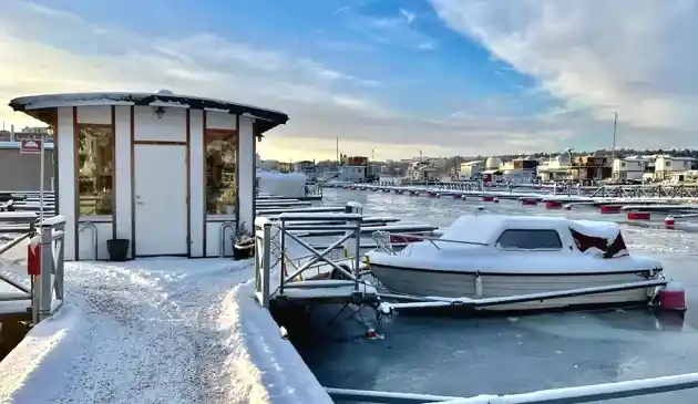 cold weather houseboating