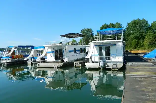 houseboat docking