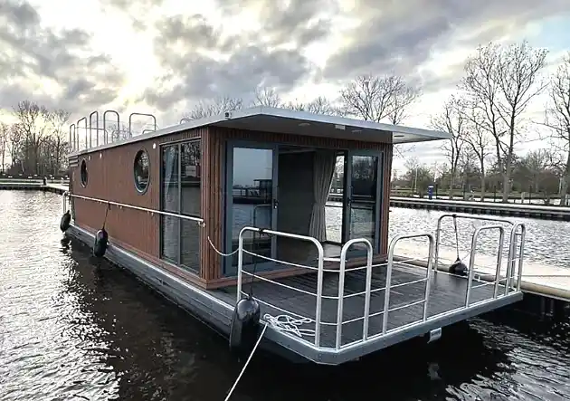 houseboat speed