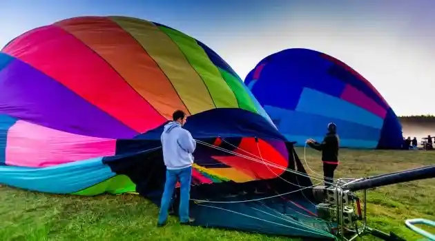 2 men ready to balloon