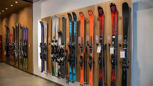 Store display hanging skis of many sizes and colors